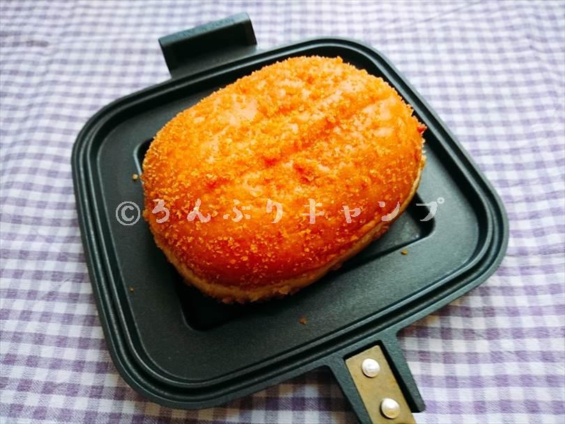ホットサンドメーカーで焼く前のカレーパンの状態