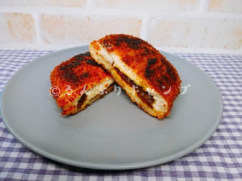 ホットサンドメーカーで焼いたカレーパンを半分に切った状態