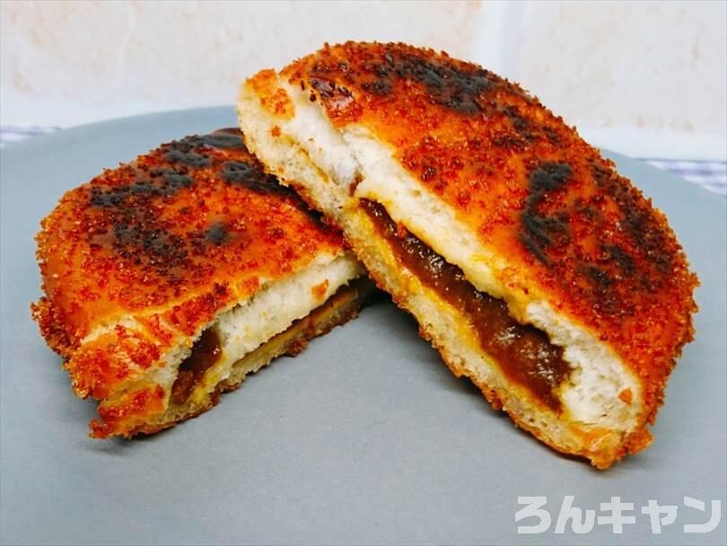 ホットサンドメーカーで焼いたカレーパンを半分に切った状態