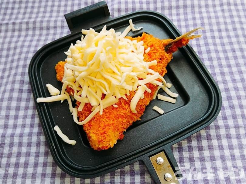 ホットサンドメーカーで焼く前のアジフライととろけるチーズ