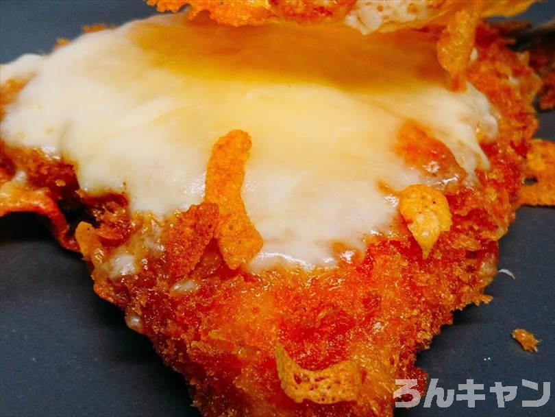 ホットサンドメーカーで焼いた後のアジフライととろけるチーズ