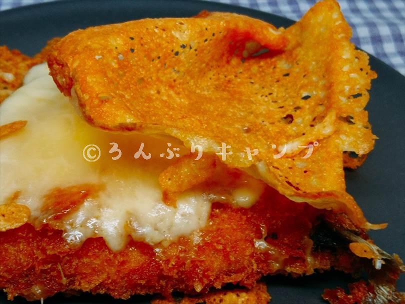 ホットサンドメーカーで焼いた後のアジフライのカリカリチーズ