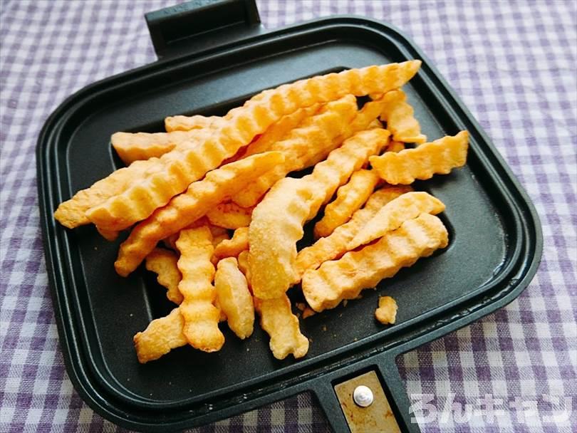 ホットサンドメーカーで焼く前のフライドポテト