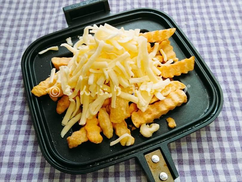 ホットサンドメーカーで焼く前のフライドポテトのとろけるチーズを山盛りにした状態