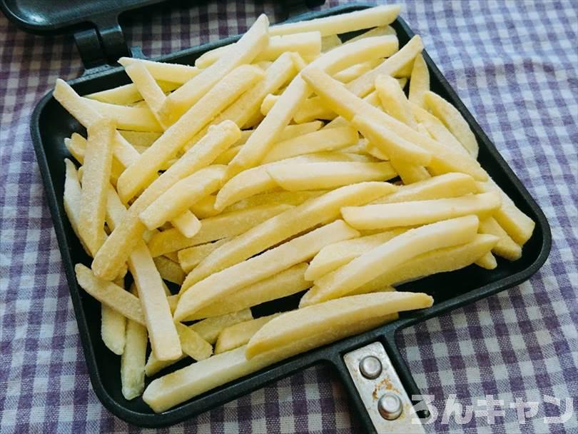 ホットサンドメーカーで焼く前の冷凍のフライドポテト（細め）