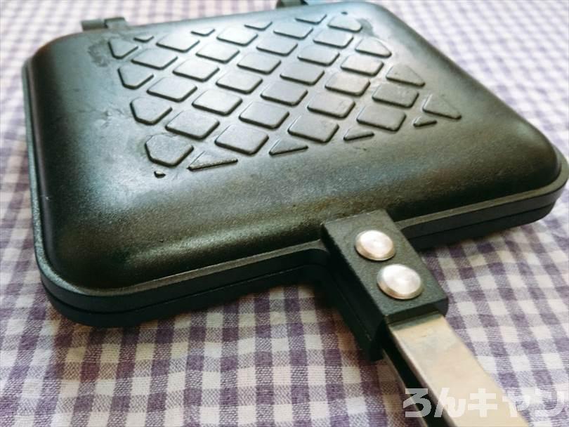 ホットサンドメーカーで焼く前の冷凍のフライドポテト（細め）