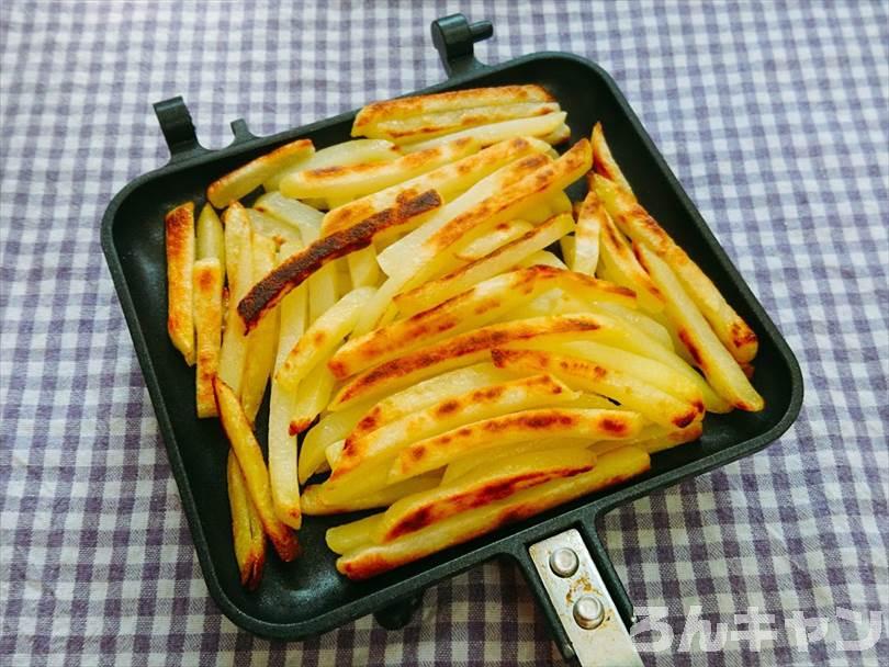ホットサンドメーカーで焼いた冷凍のフライドポテト(細め)