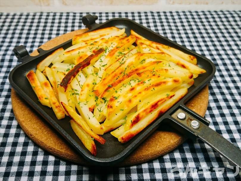 ホットサンドメーカーで焼いた冷凍のフライドポテト(細め)