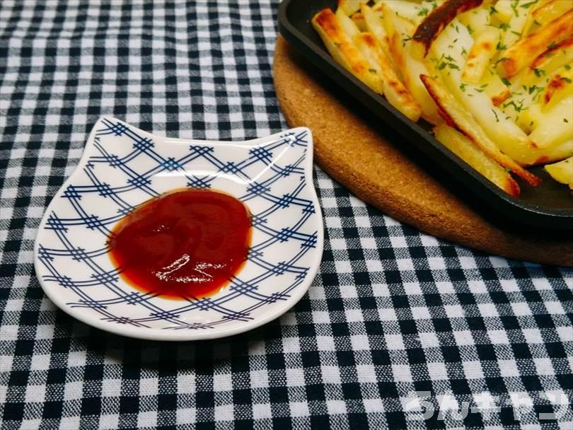 ホットサンドメーカーで焼いた冷凍のフライドポテト(細め)にケチャップをつけて食べる