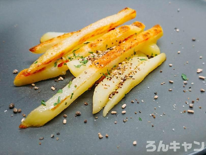 ホットサンドメーカーで焼いた冷凍のフライドポテト(細め)にマキシマムをかけて食べる