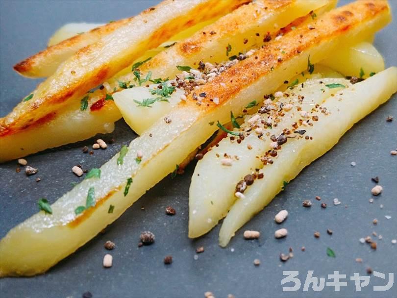 ホットサンドメーカーで焼いた冷凍のフライドポテト(細め)にマキシマムをかけて食べる