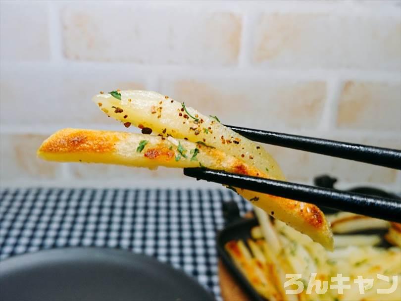 ホットサンドメーカーで焼いた冷凍のフライドポテト(細め)にマキシマムをかけて食べる
