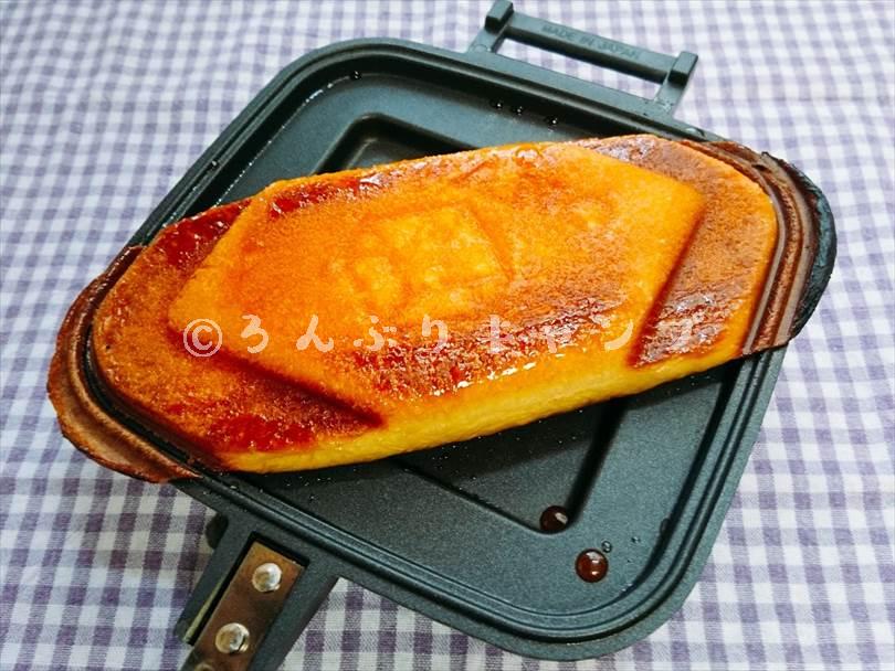 ホットサンドメーカーで焼いた後の揚げパンの下側（底）