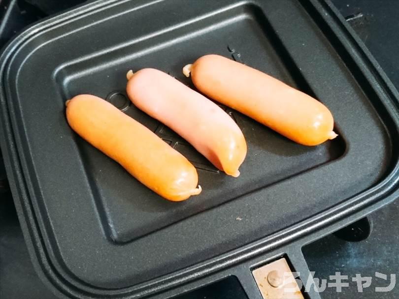 ホットサンドメーカーで焼く前のウインナーソーセージ
