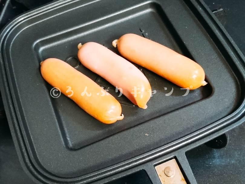 ホットサンドメーカーで焼く前のソーセージ
