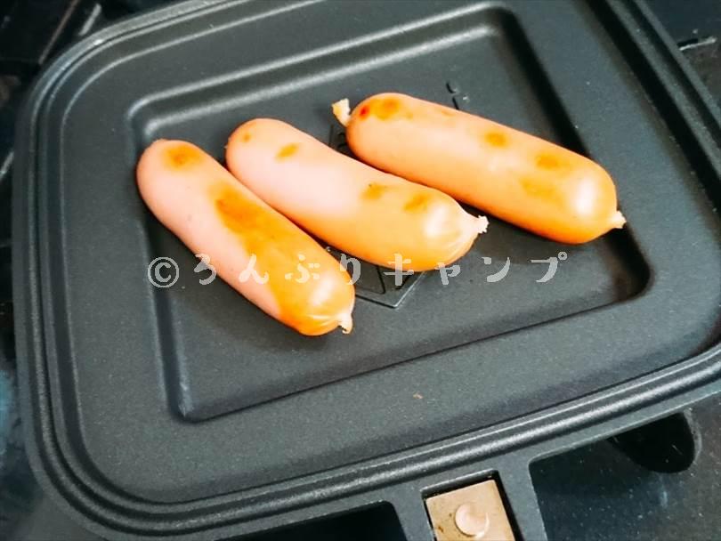 ホットサンドメーカーで少し焼いた状態のソーセージ
