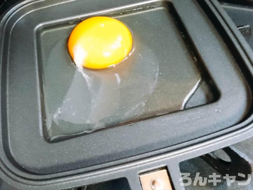 ホットサンドメーカーで焼く前の生卵