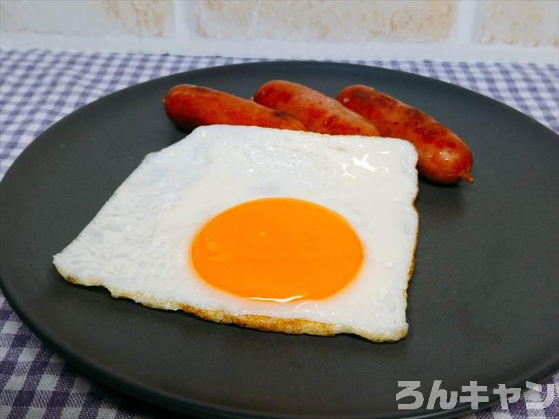 ホットサンドメーカーで焼いたソーセージと目玉焼き