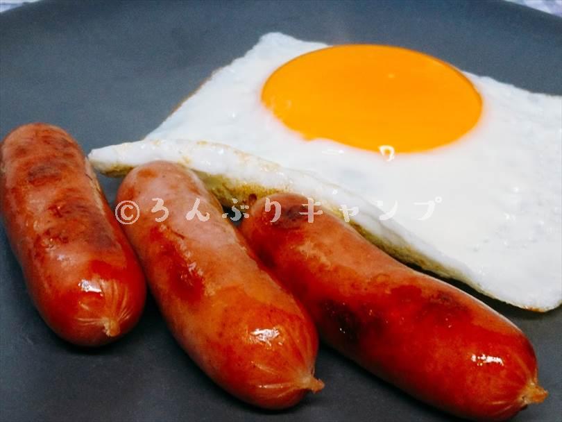 ホットサンドメーカーで焼いたソーセージと目玉焼き