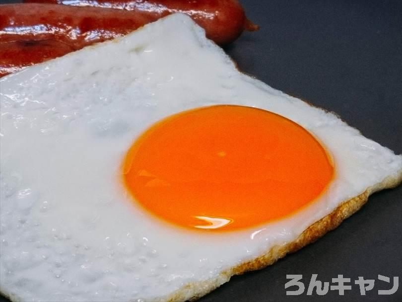 ホットサンドメーカーで焼いたソーセージと目玉焼き