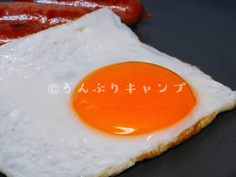 ホットサンドメーカーで焼いたソーセージと目玉焼き
