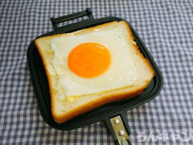 四角い目玉焼きを使ってホットサンドを焼く