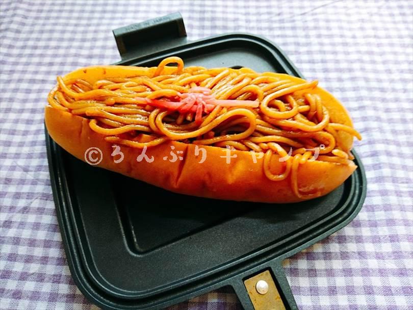 ホットサンドメーカーで焼く前の焼きそばパン
