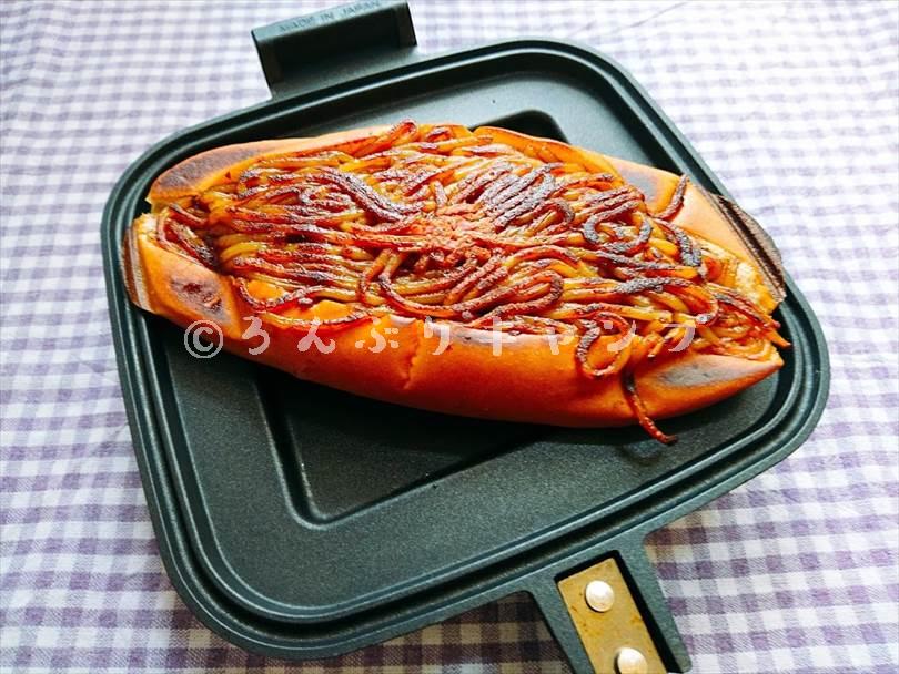 ホットサンドメーカーで焼いた後の焼きそばパン