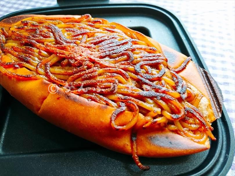 ホットサンドメーカーで焼いた後の焼きそばパン
