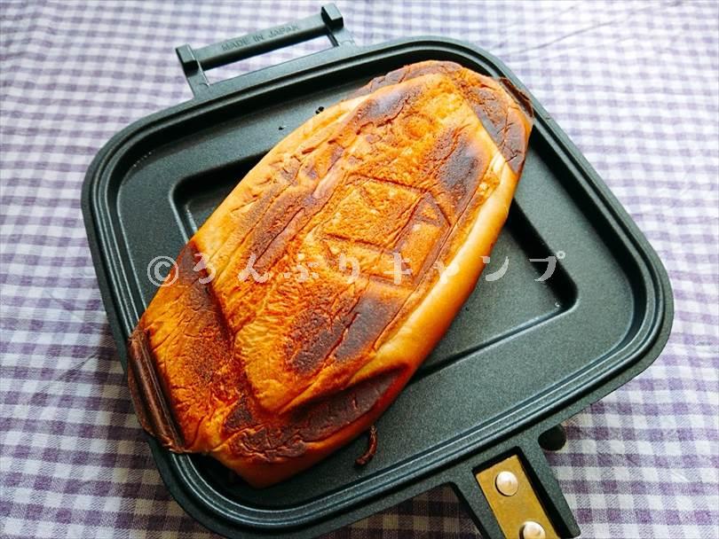 ホットサンドメーカーで焼いた焼きそばパンの底がこんがり焦げている状態