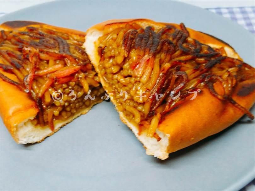 ホットサンドメーカーで焼いた焼きそばパンを半分に切った状態