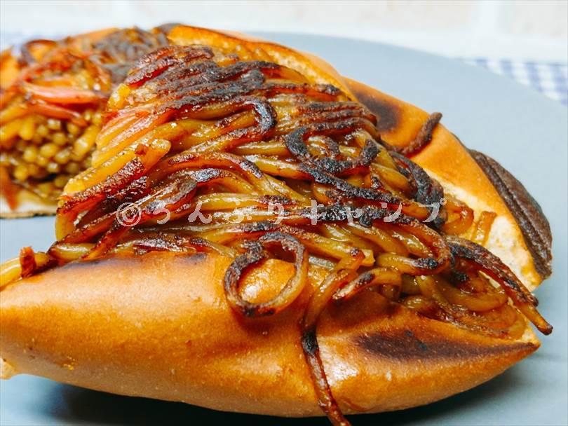 ホットサンドメーカーで焼いた焼きそばパンの焦げ目