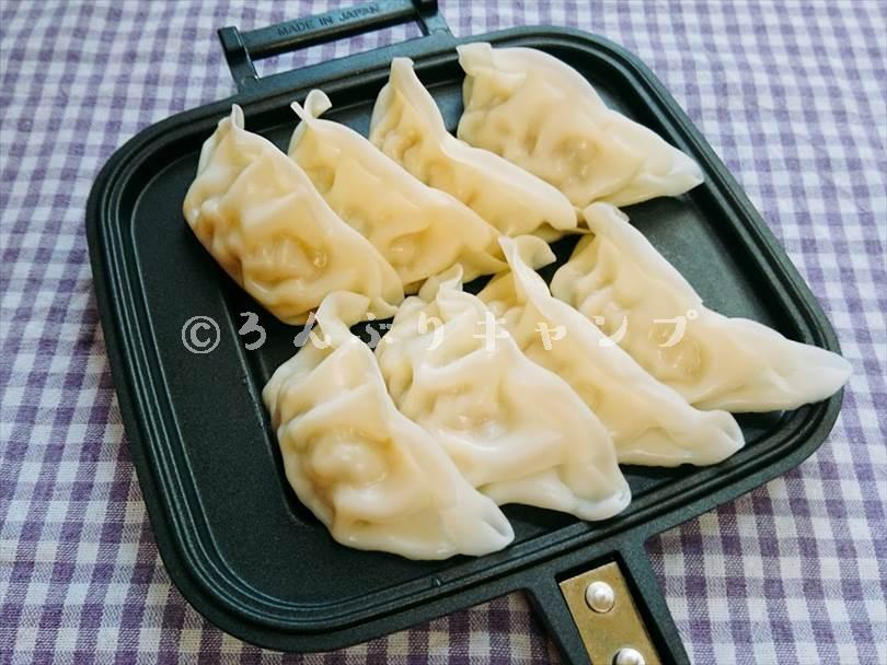 ホットサンドメーカーで焼く前の餃子
