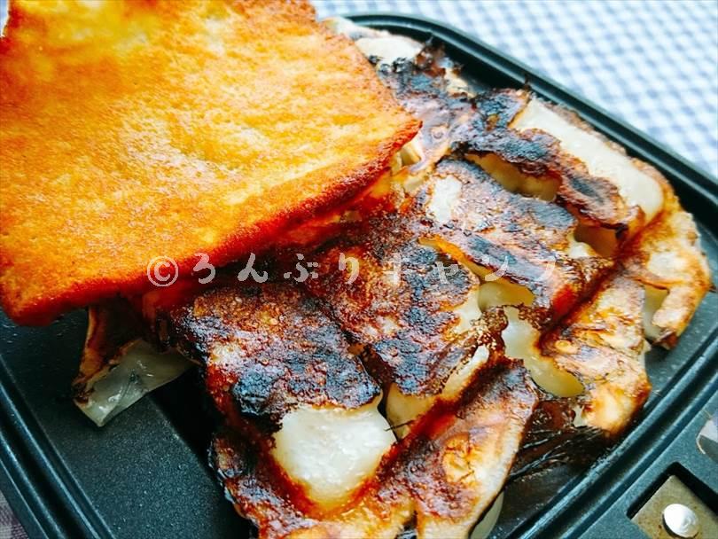 ホットサンドメーカーで焼いた後の餃子にカリカリチーズをトッピングしたもの