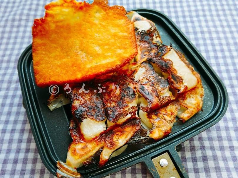 ホットサンドメーカーで焼いた後の餃子にカリカリチーズをトッピングしたもの