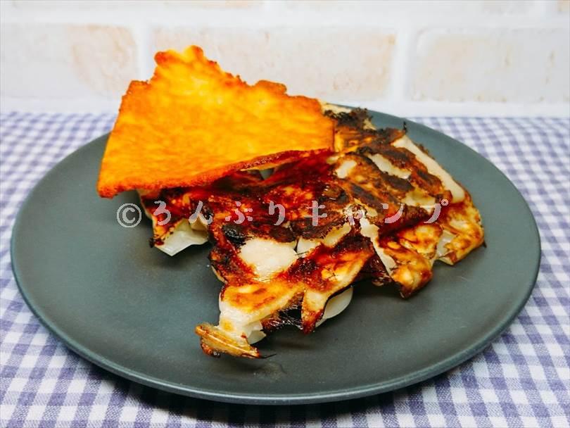 ホットサンドメーカーで焼いた後の餃子にカリカリチーズをトッピングしたもの
