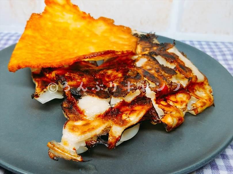 ホットサンドメーカーで焼いた後の餃子にカリカリチーズをトッピングしたもの