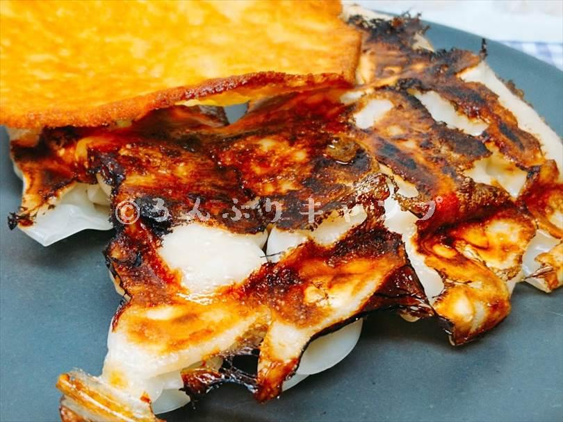 ホットサンドメーカーで焼いた後の餃子にカリカリチーズをトッピングしたもの