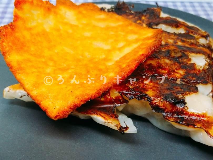 ホットサンドメーカーで焼いた後の餃子にカリカリチーズをトッピングしたもの