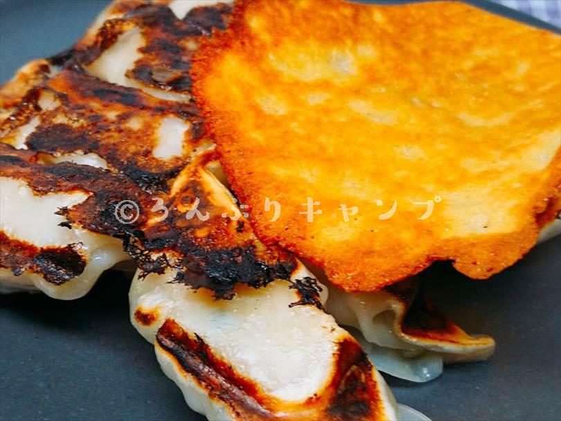 ホットサンドメーカーで焼いた後の餃子にカリカリチーズをトッピングしたもの