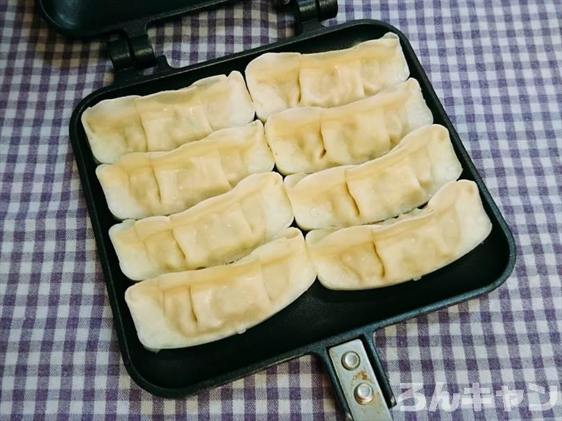 ホットサンドメーカーで焼く前の冷凍餃子（パン以外も焼ける人気レシピ）