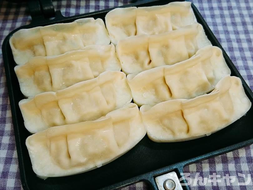 冷凍餃子をホットサンドメーカーに並べる