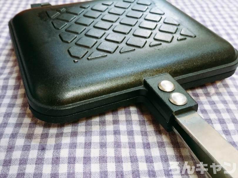 冷凍餃子を並べたホットサンドメーカーを閉める