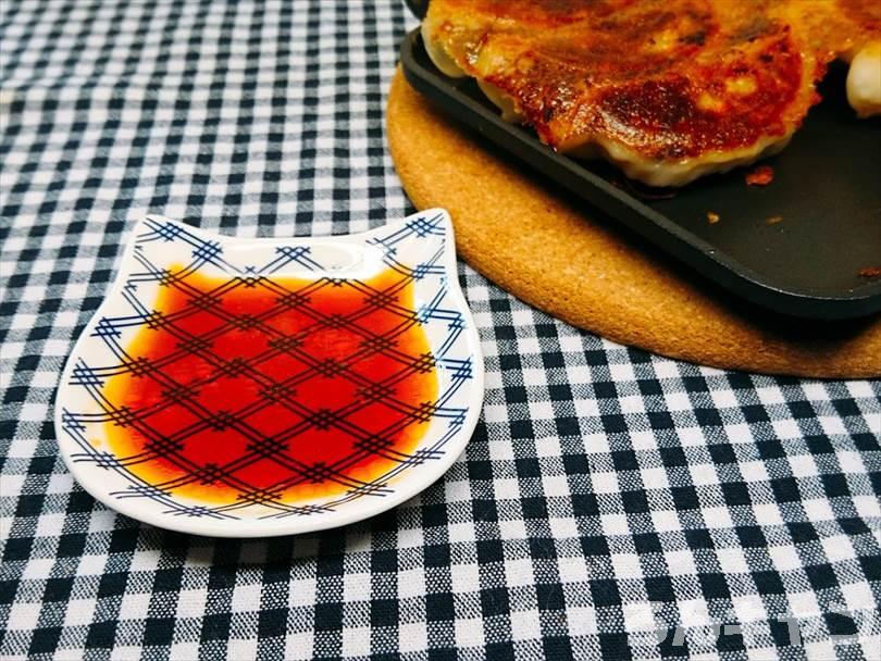 ホットサンドメーカーで焼いた冷凍餃子を酢醤油とラー油で食べる