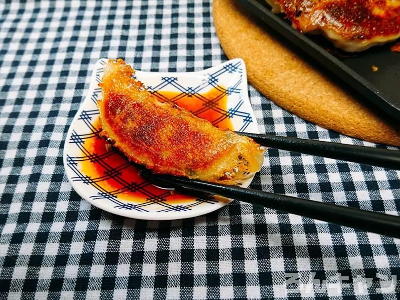 ホットサンドメーカーで焼いた冷凍餃子を酢醤油とラー油で食べる