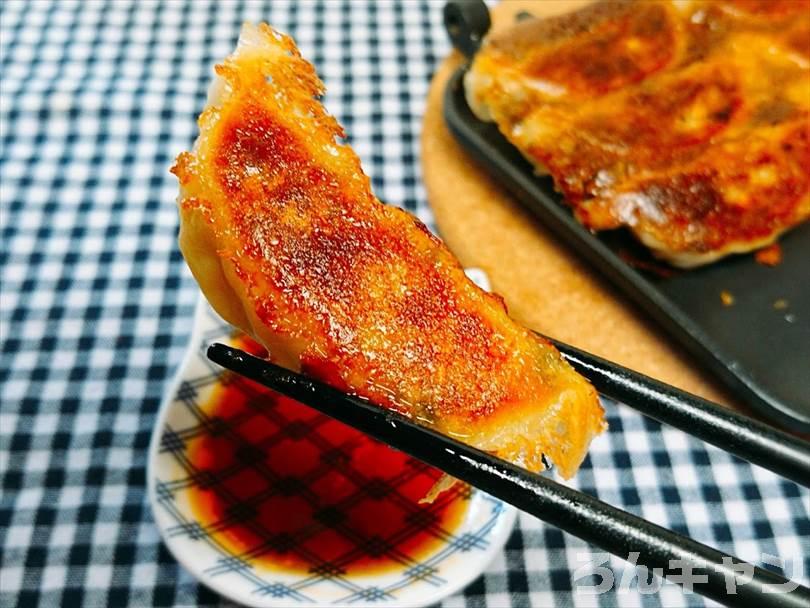 ホットサンドメーカーで焼いた冷凍餃子を酢醤油とラー油で食べる