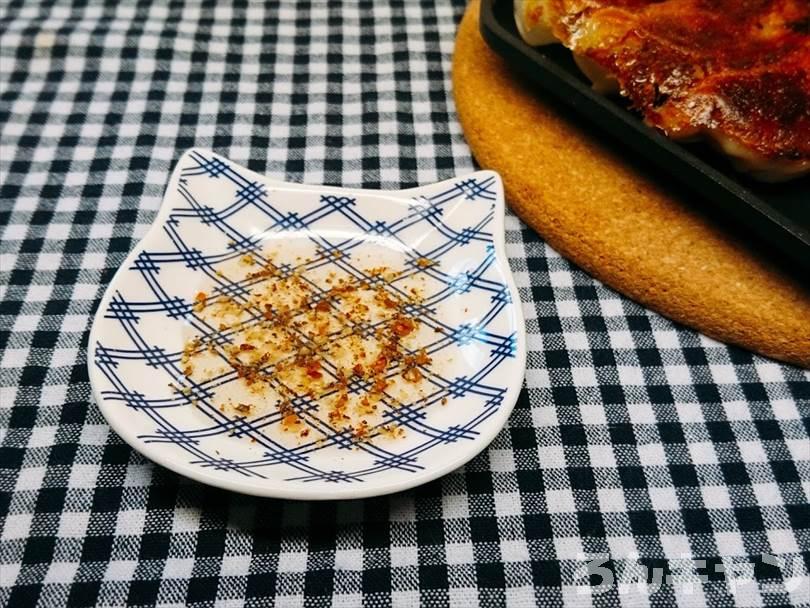 ホットサンドメーカーで焼いた冷凍餃子を酢コショウで食べる