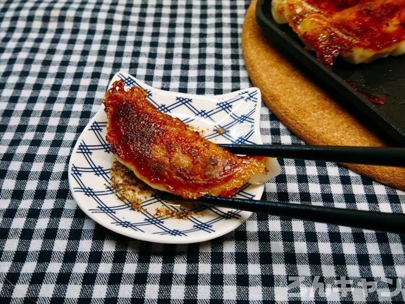 ホットサンドメーカーで焼いた冷凍餃子を酢コショウで食べる