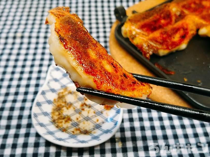 ホットサンドメーカーで焼いた冷凍餃子を酢コショウで食べる