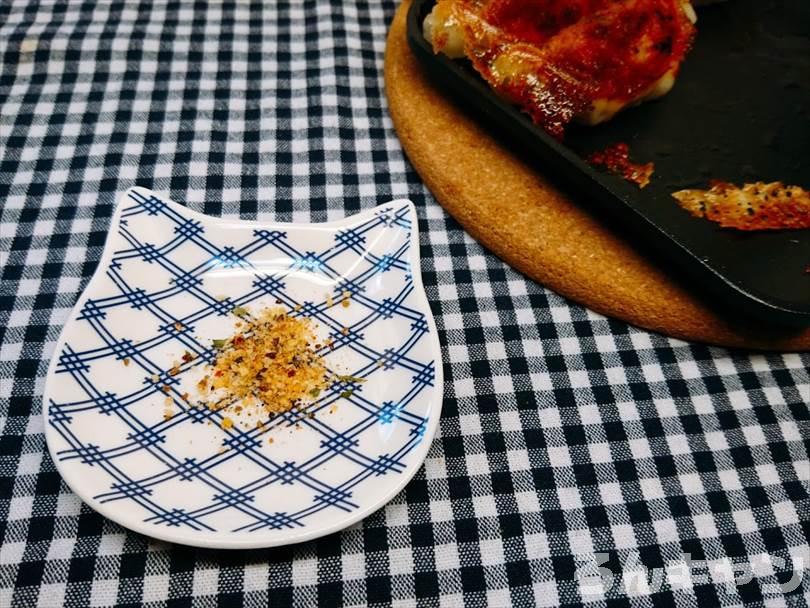 ホットサンドメーカーで焼いた冷凍餃子をほりにしで食べる